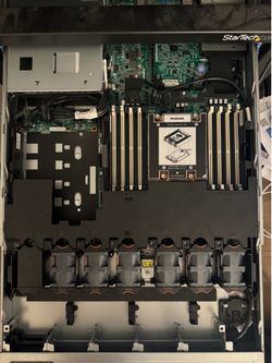 Barely used in excellent condition: Lenovo ThinkSystem SR635 1U Server | AMD EPYC 7662 64-Core | 10×2.5” | Rails | No RAM / No Drives