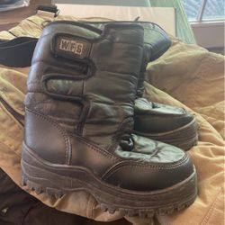 Kids Size 1 Snow Boots 