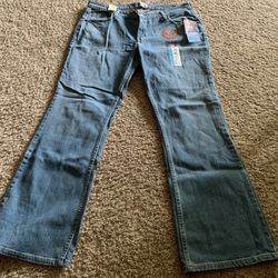 New Ladies Levi’s Signature Jeans, size 16 Medium