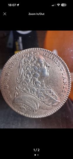 18th-century French silver jeton (token) manufactured during the reign of Louis XV. It belongs to a series of jetons for the "Jurez vendeurs de volail