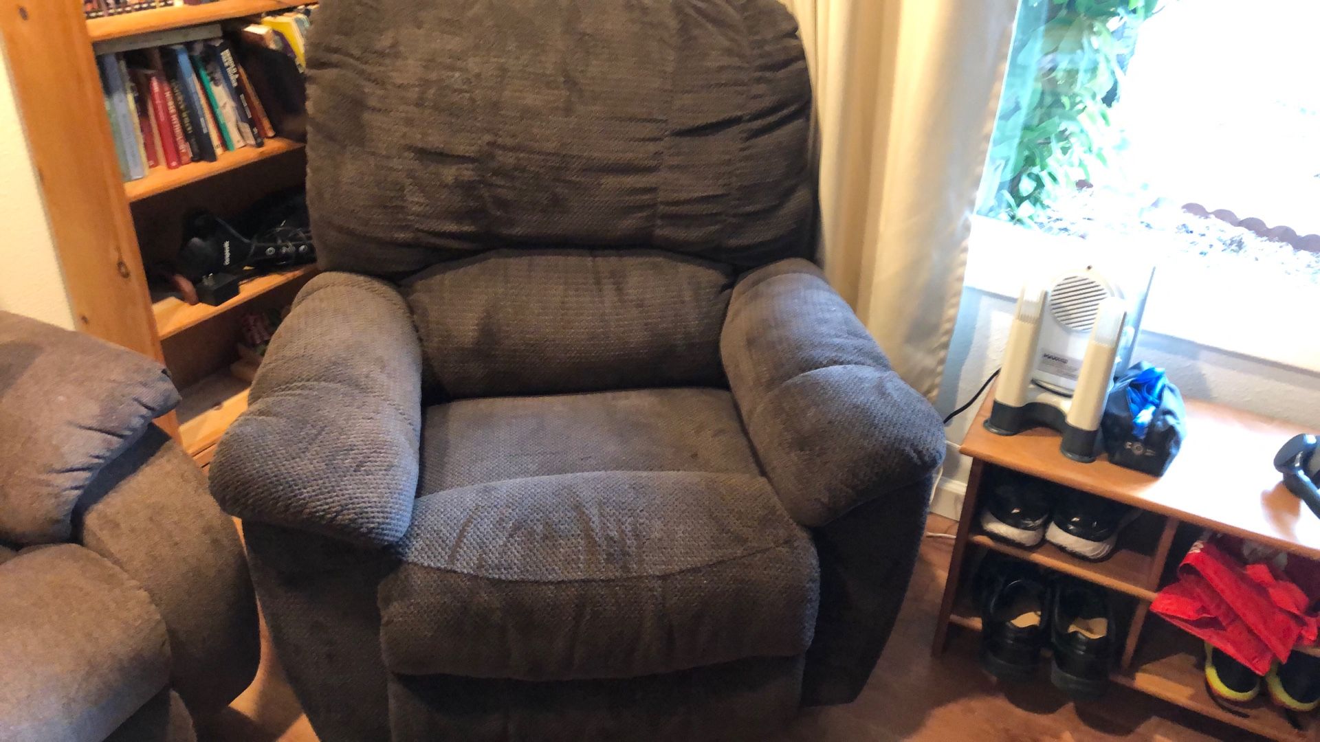 Reclyner Sofa (can Deliver)