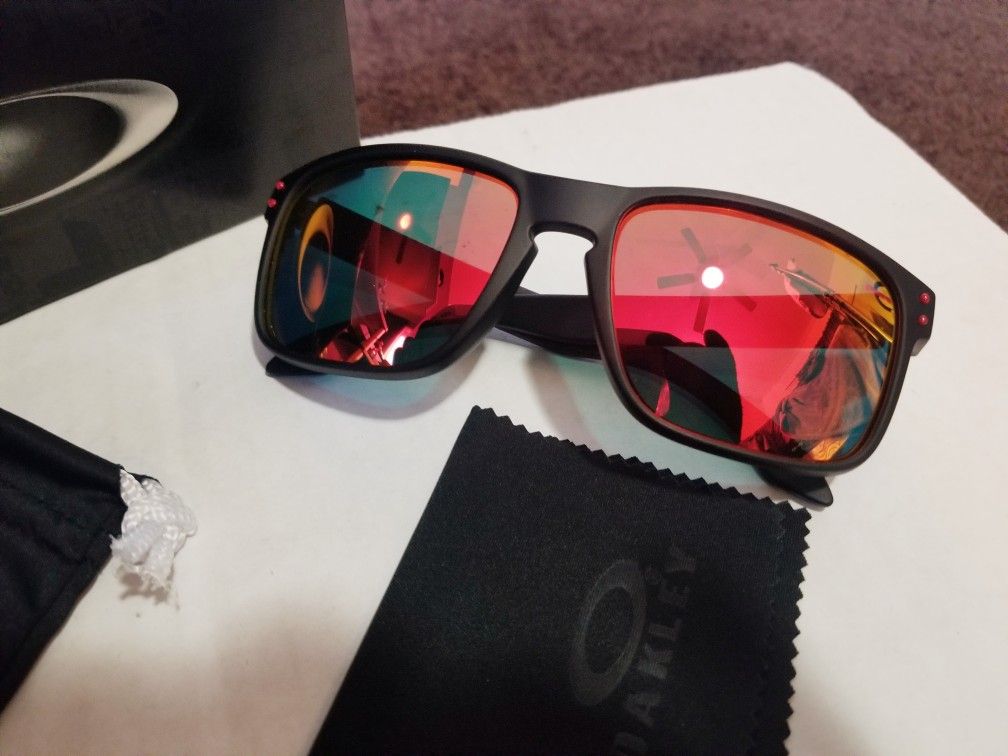 Oakley Holbrook ruby