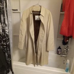Men's  London FOG Used  Trench Coat In Great Shape.Pickup Only!! Sz 42 Reg .