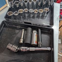 Collection of large 1/2 deep sockets & shallow sockets