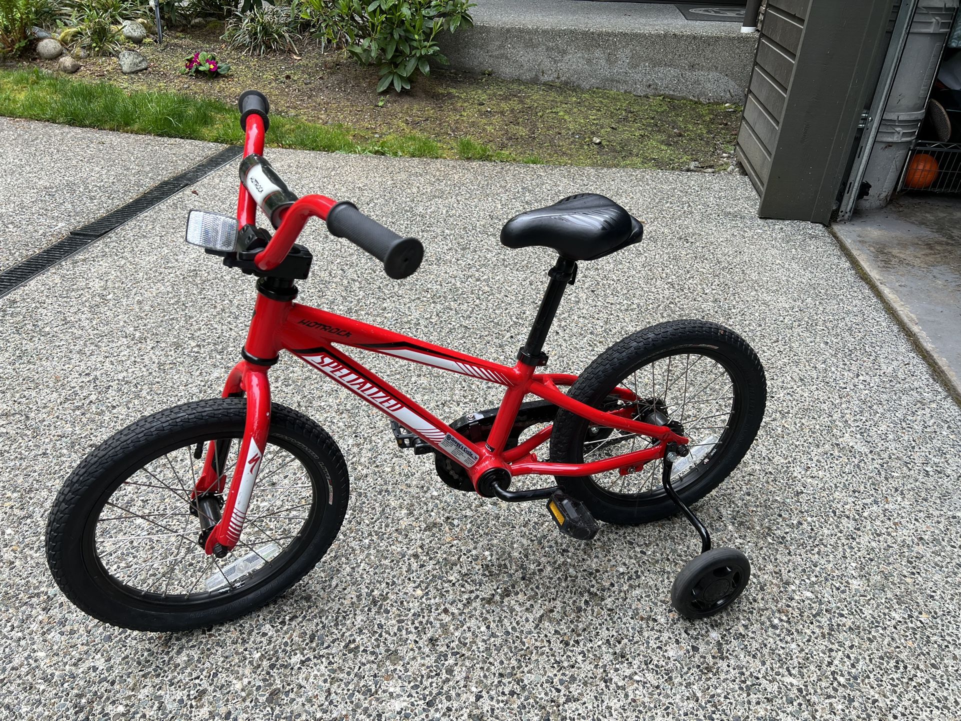 Specialized Hotrock with training wheels