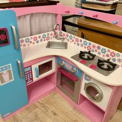 Kid Kraft play Kitchen