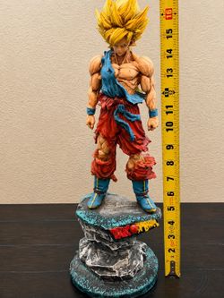 Super Saiyan Goku Battle Damage Statue