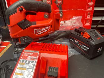 MILWAUKEE M18FUEL FORGE BATTERY HD12 and JIG SAW #2737-20 and CHARGER ALMOST NEW  THIS TOOL WAS ON DISLPLAY  ((( come on to check )) this tool si from