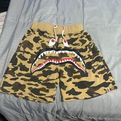 Bape shorts beige