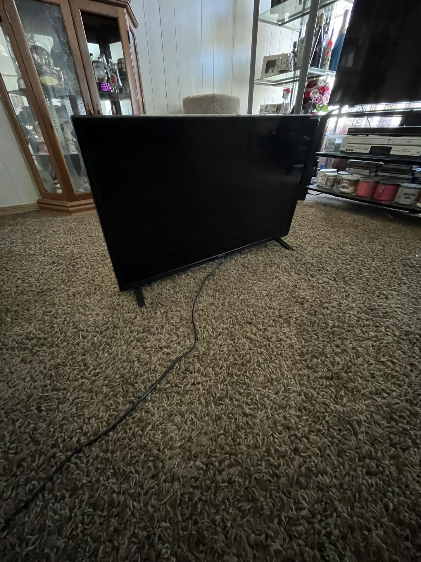 (Polaroid 32INCH Roku Tv) Send Me Ur Best Offer 