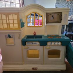 Kids Play Kitchen & Lots Of Accessories 