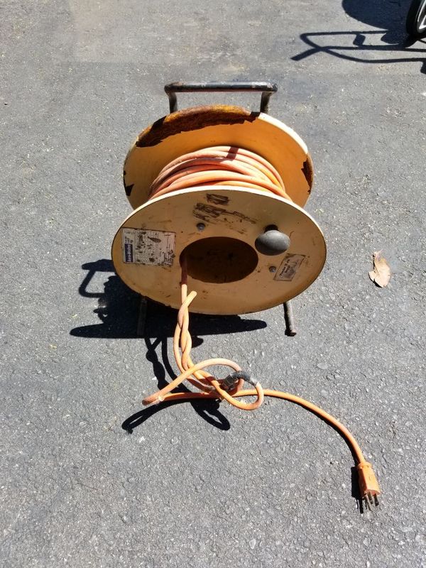100' Extension cord and metal reel for Sale in Everett, WA OfferUp