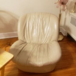 set of 2 swivel leather chairs beautiful like new