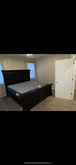 Caldwell King Bed w/ Tauri King Mattress/ King Foundation