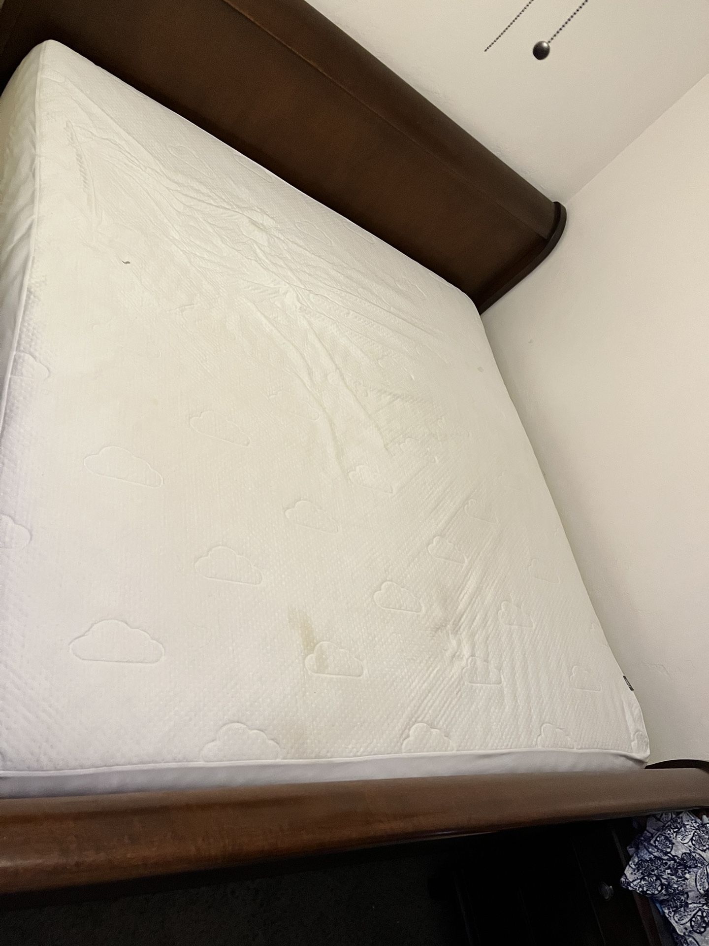 CAMA KING DE MADERA SÓLIDA CON COLCHÓN INCLUIDO ESTE ES MEMORYFOAM SÓLIDO SOLO INTERESADOS OFERTAS RASONABLES