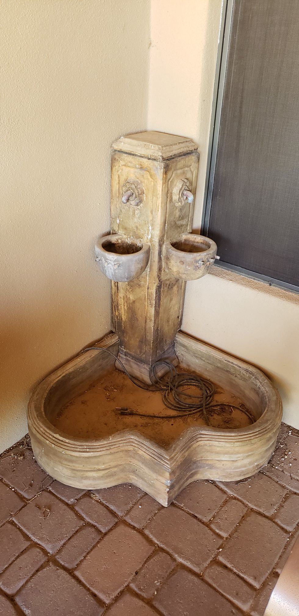 Corner patio fountain. Great working condition.