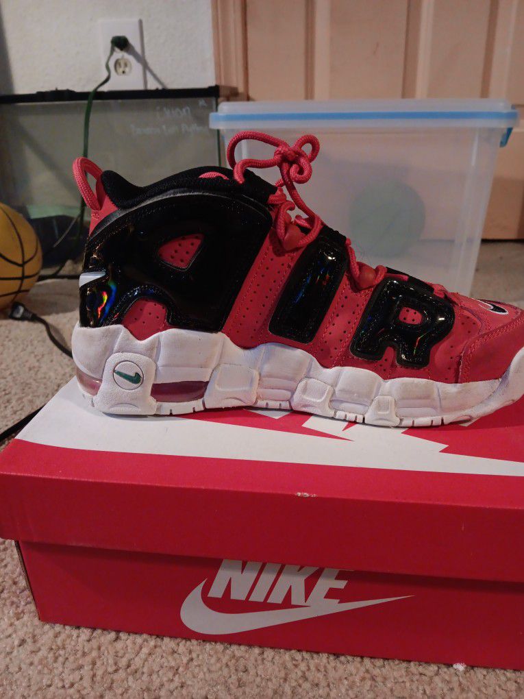 Brand Nike, Color Black,white And Red AND The Size Is 7y