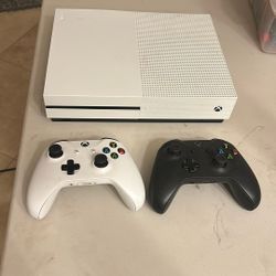 Xbox One S With Controllers 
