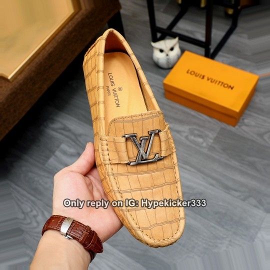 Louis Vuitton dress LV leather LV shoes clean and neat sneaker for