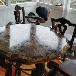 For Sale: Beautiful Woodgrain Round Maple Top Bar Height Dinning Room/ Kitchen Table With 4 Matching Chairs 