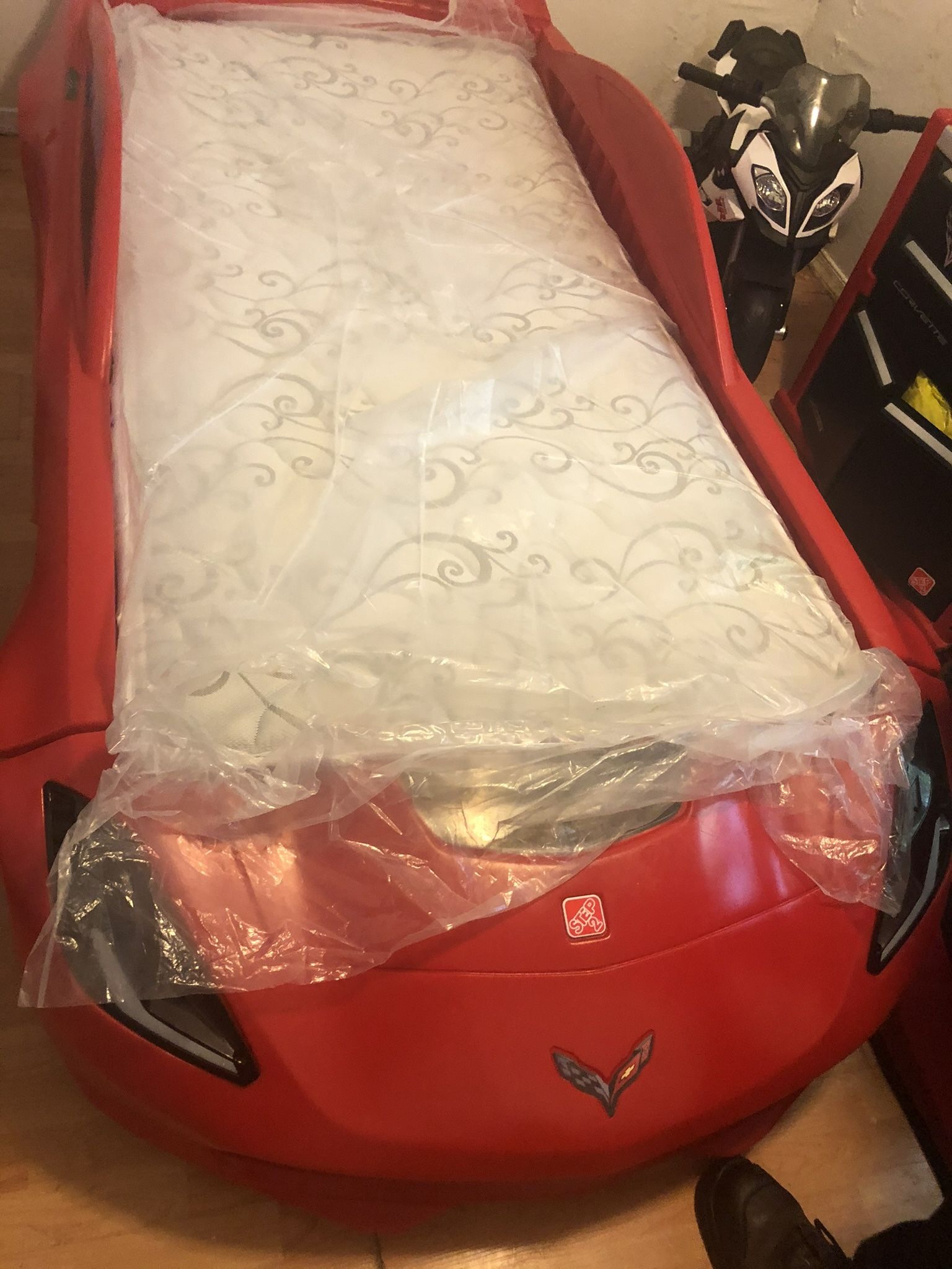 KIDS CAR BED AND MATCHING BEDROOMSET