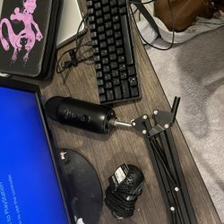 Keyboard/Mouse Monitor & Blue yeti Mic