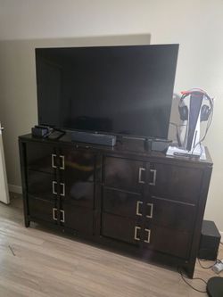 Room dresser  doesn't  include  the other  stuff  just the dresser
