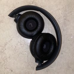 JBL Tune 520BT Bluetooth Wireless On-Ear Headphones - Black: USB-C Connection, Built-In Mic