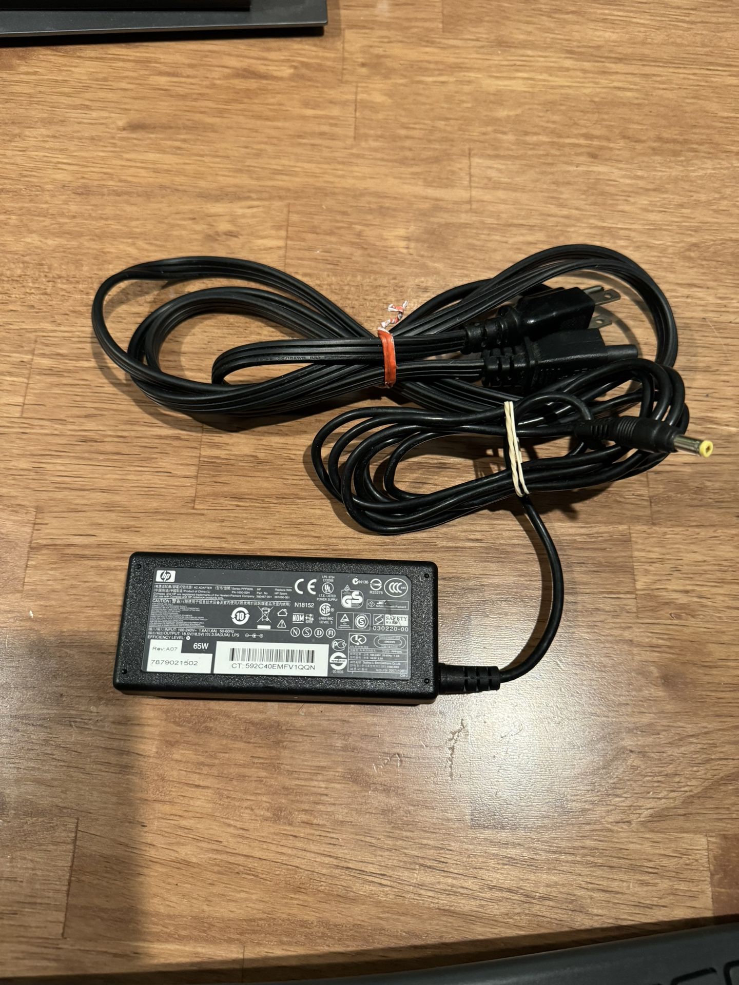 HP AC Adapter 380407-001