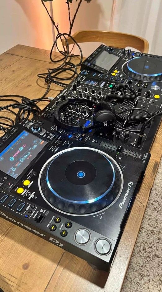 Pioneer CD J
2000 NXS w/ DJM-900 Mixer