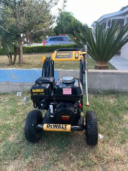 DEWALT 3600 PSI 2.5 GPM Gas Cold Water Professional Pressure Washer with HONDA GX200 Engine