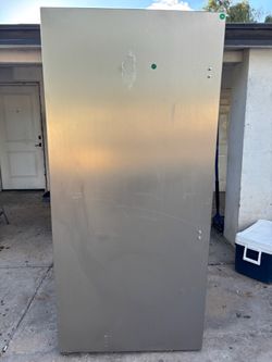 Frigidaire professional freezer works perfect in good condition. Free delivery to garage.