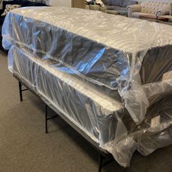 17” Medium Pillow top Beautyrest Black Ek Splits. Was $6500 At Mattress Firm. Now $1000 Can Get Bases. Must sell Last Set 