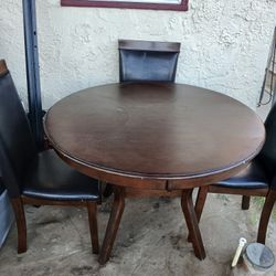 Ronda Table 4 Chairs