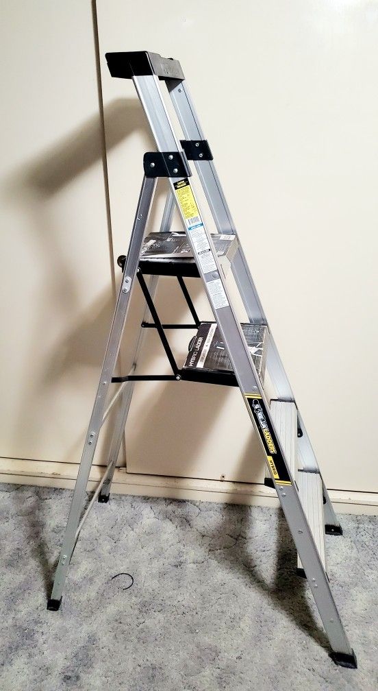 Gorilla Hybrid Step Ladder In Excellent Condition
