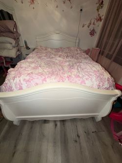 Ashely’s furniture bedroom set