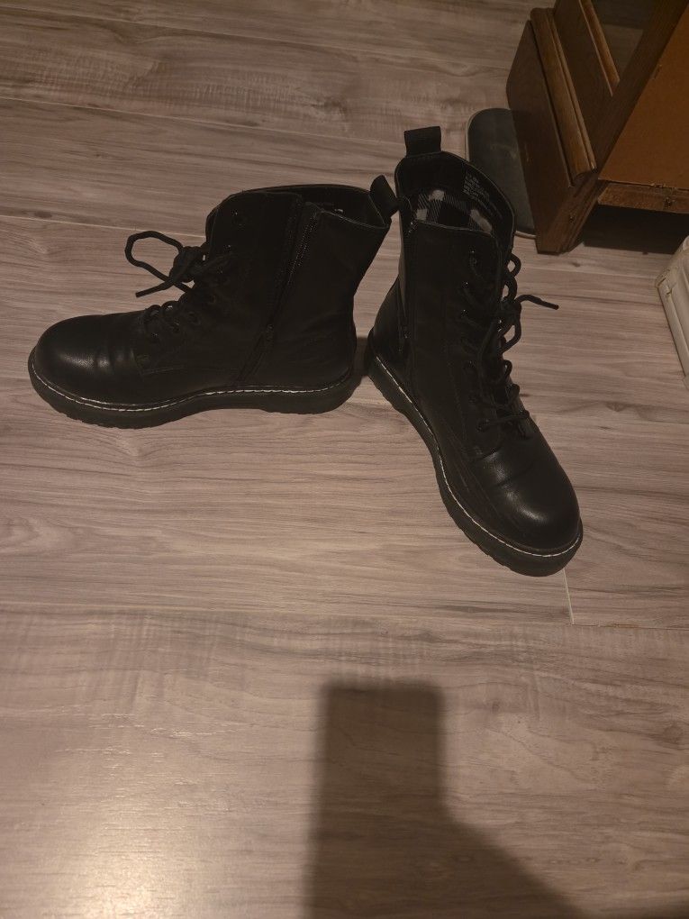 Women's Boots With Side Zippers