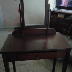 Desk With Mirror 
