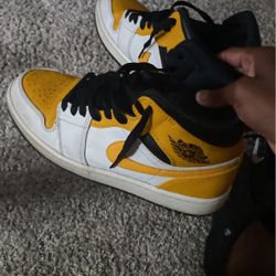 Jordan 1 Mid’University Gold 