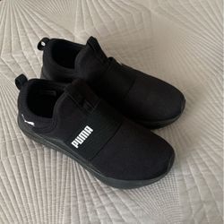 Woman.  Shoes. Size. 6. Pumas