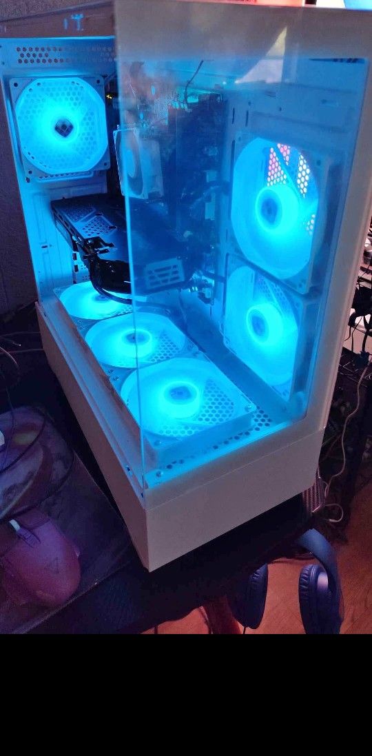 Fresh Built !!! Star wars Storm Trooper Themed
Entry Level Gaming PC
Gaming Case: FOIFKIN (White, F1)
Motherboard: Intel B85M
CPU: Intel Core i5 47