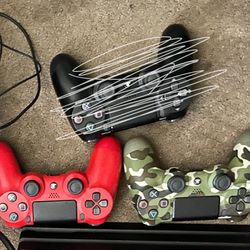 2 PS4 Controllers Red & Camo