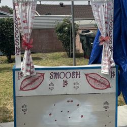 KISSING BOOTH!! 