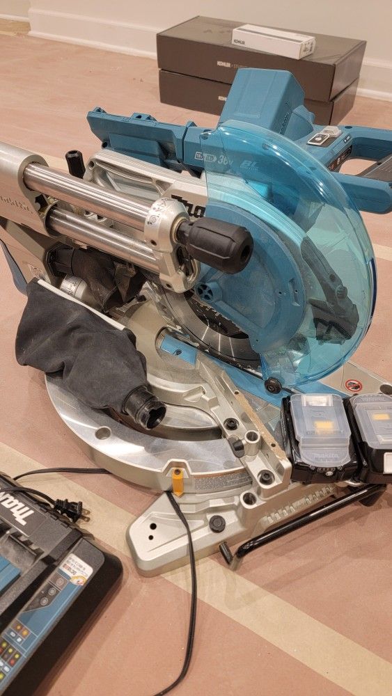 18V 5.0Ah X2 LXT Lithium- Ion (36V) Brushless Cordless 10 i in. Dual-Bevel Sliding Cha Compound Miter Saw witl Laser Kit
