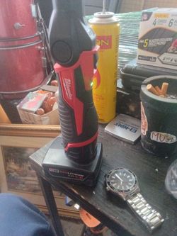 Milwaukee M12 v soldering gun comes with battery no charger