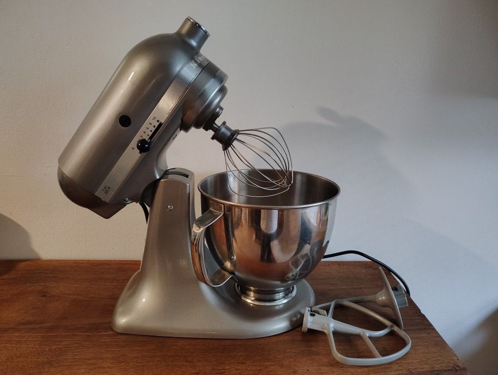 KitchenAid Stand Mixer- Barely Used (On Hold Pending P/U)