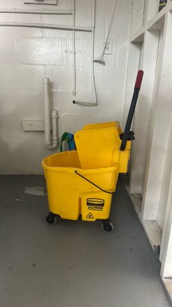 Rubbermaid Commercial Mop Bucket with Wringer