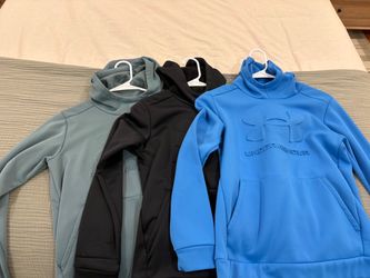 Under Armour Sweatshirts - Youth Large