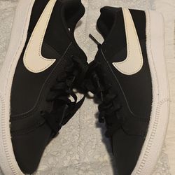 WOMENS NIKE COURT ROYALE Size 6