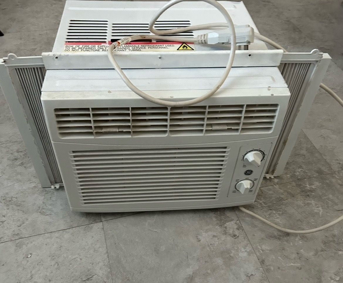 GE 5,000 BTU 115V Window Air Conditioner Cools 150 Sq. Ft. in White
